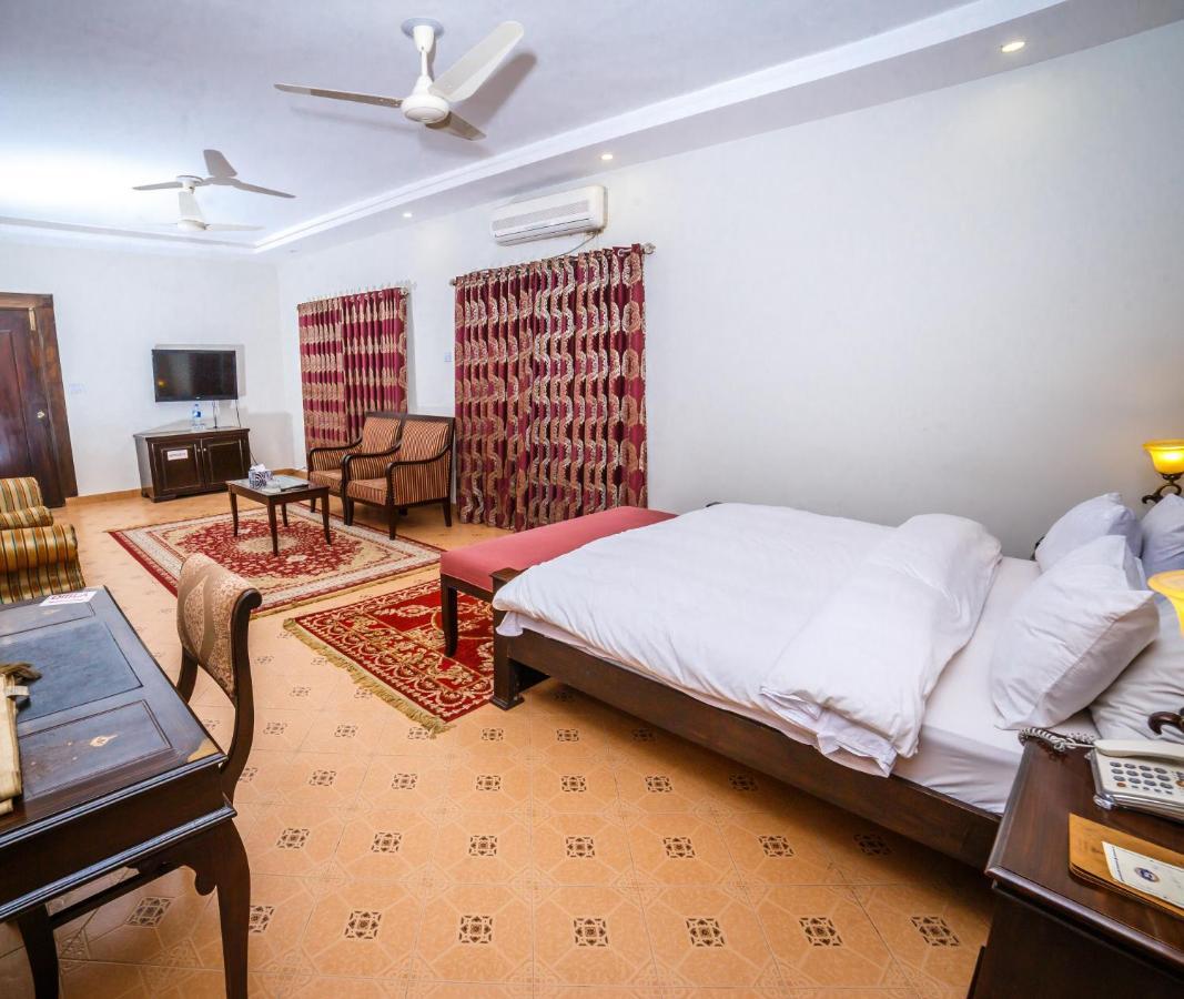 Vip House Hotel Peshawar Esterno foto