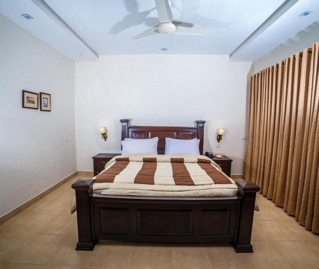 Vip House Hotel Peshawar Esterno foto
